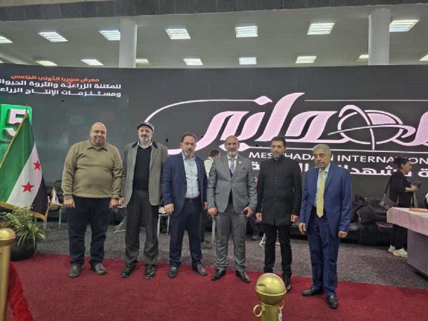 رئيس غرفة زراعة دمشق وريفها يزور جناح 